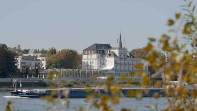 Das Rheinhotel Dreesen im Spätsommer 2021, gesehen von der gegenüberliegenden Rheinseite.