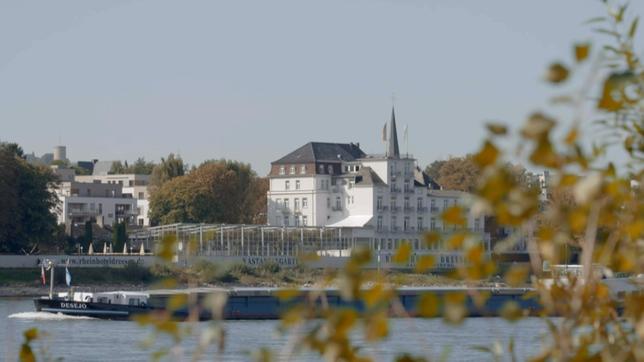 Bild: WDR/Zeitsprung Pictures Das Rheinhotel Dreesen im Spätsommer 2021, gesehen von der gegenüberliegenden Rheinseite.