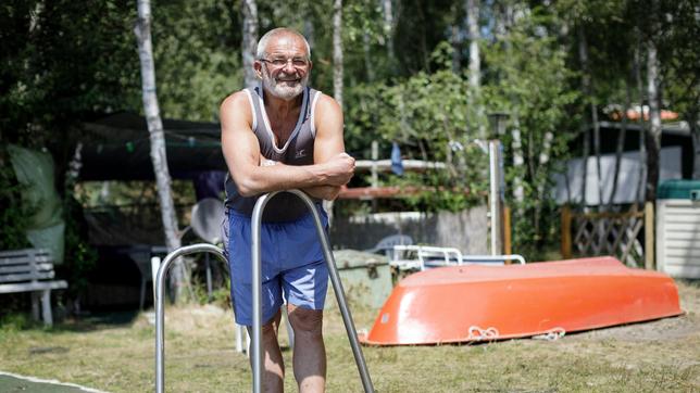 Bild: MDR/timeline/Alex Kraus Dauercamper Bernd will bei der Regatta auf dem Bergwitzsee starten.