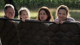 Dem Glück schauen zu (von links): Pfarrer Brenner (Heio von Stetten), Pauline Gruber (Helena Schönfelder), Zenta Zacher (Angela Ascher) und Vroni Altmanseder (Edith Konrath).