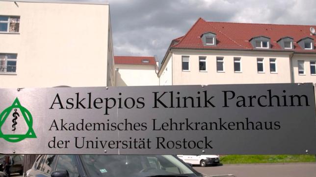 Bild: rbb Den Stresstest der Corona-Pandemie haben unsere Krankenhäuser wunderbar bestanden, heißt es überall. Der Bundesgesundheitsminister ist voll des Lobes für die Kliniken, die Pflegekräfte bekommen öffentlich Beifall. Von wegen kaputtgespart, ist in unserem Gesundheitswesen nicht alles in bester Ordnung? Doch was ist an diesen "Heldenliedern" wirklich dran? Fakt ist jedenfalls: Ohne massive staatliche Zuschüsse hätten die Kliniken der Corona-Krise nicht standgehalten. - Asklepios Klinik Parchim in Rostock