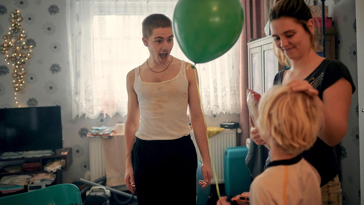 DENNIS PETZOLDT (Florian Geißelmann) überrascht seinen kleinen Bruder LINUS PETZOLDT (Yvon Sable Moltzen) zum Geburtstag bei seiner Mutter JENNIFER PETZOLDT (Natalia Rudziewicz).
