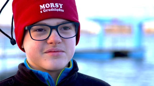 Bild: rbb/ARD/Frank Kleemann Der 13jährige Mikołaj hat ein ungewöhnliches Hobby: Er ist ein Walross – ein Morsy. So werden in Polen die Menschen genannt, die im Winter in eiskalten Seen baden. Dabei ist Eisbaden alles andere als reines Vergnügen: Im Eiswasser fühlt es sich so an, als würde man von vielen Dornen gestochen, erzählt Mikołaj. Ein Hobby, das er vor allem aus gesundheitlichen Gründen betreibt. - Portrait Mikolaj.