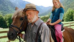 Der alte Gutsverwalter Karl (Peter Mitterrutzner) bringt der jungen Städterin Lisa (Karla Leipold) das Reiten bei.