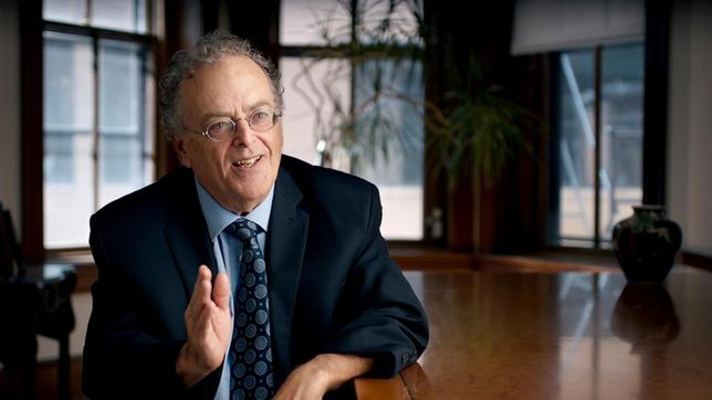 Der Anwalt Stephen Kohn vertritt Whistleblower. Er kritisiert den mangelnden rechtlichen Schutz von Whistleblowern etwa in der Schweiz und in Deutschland.