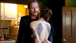 Der brutale Schausteller Sam Adamo (Rhys Ifans) und seine Handlangerin April (Liezl Carstens) haben Nate in eine Falle gelockt.