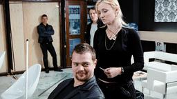 Der brutale Schläger Eirikur (Johannes Haukur Johannesson, Mitte vorne) demoliert den Friseursalon, wo Iris (Lilja Nott Thorarinsdotti) arbeitet, um sie einzuschüchtern.