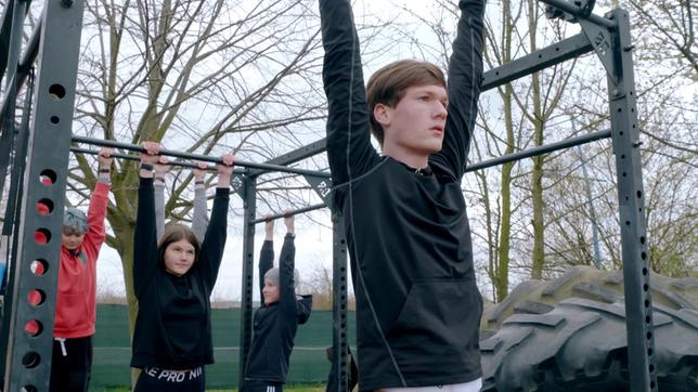 Bild: MDR/Cine Impuls Leipzig Der erste Griffkraft-Test: wer hängt am längsten? Von vorn nach hinten: Niklas, Marlene, Nika und Paul