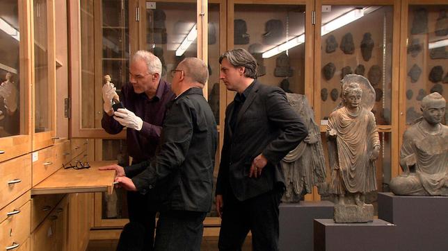 Philipp Teufel (Mitte) und Tim Ventimiglia (re., Firma Appelbaum) besprechen mit Direktor Klaas Ruitenbeek, wie Ausstellungsobjekte des Museums für Asiatische Kunst künftig im Schloss präsentiert werden können.