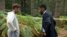 Der Forensiker Dr.  Hunter (Harry Treadaway, li.) und Inspector Mackenzie (Samuel Anderson, re.) stehen vor einem Rätsel.