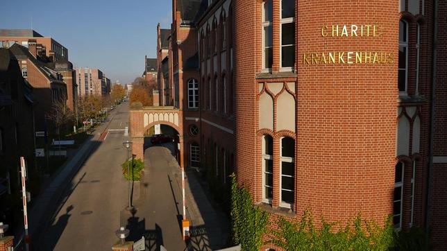 Der Haupteingang der Charité.