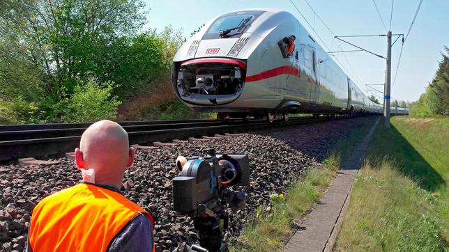 Bild: WDR/Flash Film Der ICE wird auf der Teststrecke in Wilderath auf alle Funktionen geprüft.