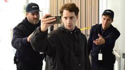 Der Journalist und Umweltaktivist Victor Vegener (Jonathan Berlin) filmt mit seinem Handy.