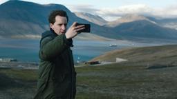 Der Journalist und Umweltaktivist Victor Vegener (Jonathan Berlin) macht Aufnahmen am Svalbard-Saatguttresor in Spitzbergen.