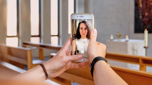 Die Doku „Die junge Generation und der Katholikentag – GenZ: Was wir wollen“ lässt ausschließlich junge, engagierte Katholikinnen und Katholiken zu Wort kommen. Welche Wünsche, welche Forderungen haben sie an ihre Kirche? Anlässlich des 102. Deutschen Katholikentags wirft das Erste einen besonderen Blick auf das katholische Großereignis. 
