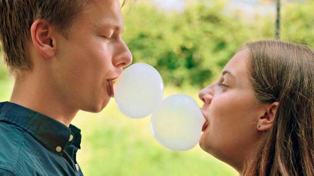 Bild: MDR/Filmakademie Baden-Württemberg Der Kaugummikuss zwischen Emma (Sara Kärcher) und Lasse (Leon Lerch).
