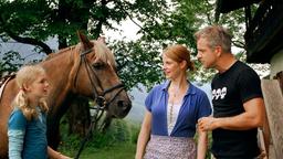 Der Makler Alexander (Florian Fitz) versucht, sich bei Bettina (Julia Jäger) und ihrer Tochter Lisa (Karla Leipold) einzuschmeicheln.
