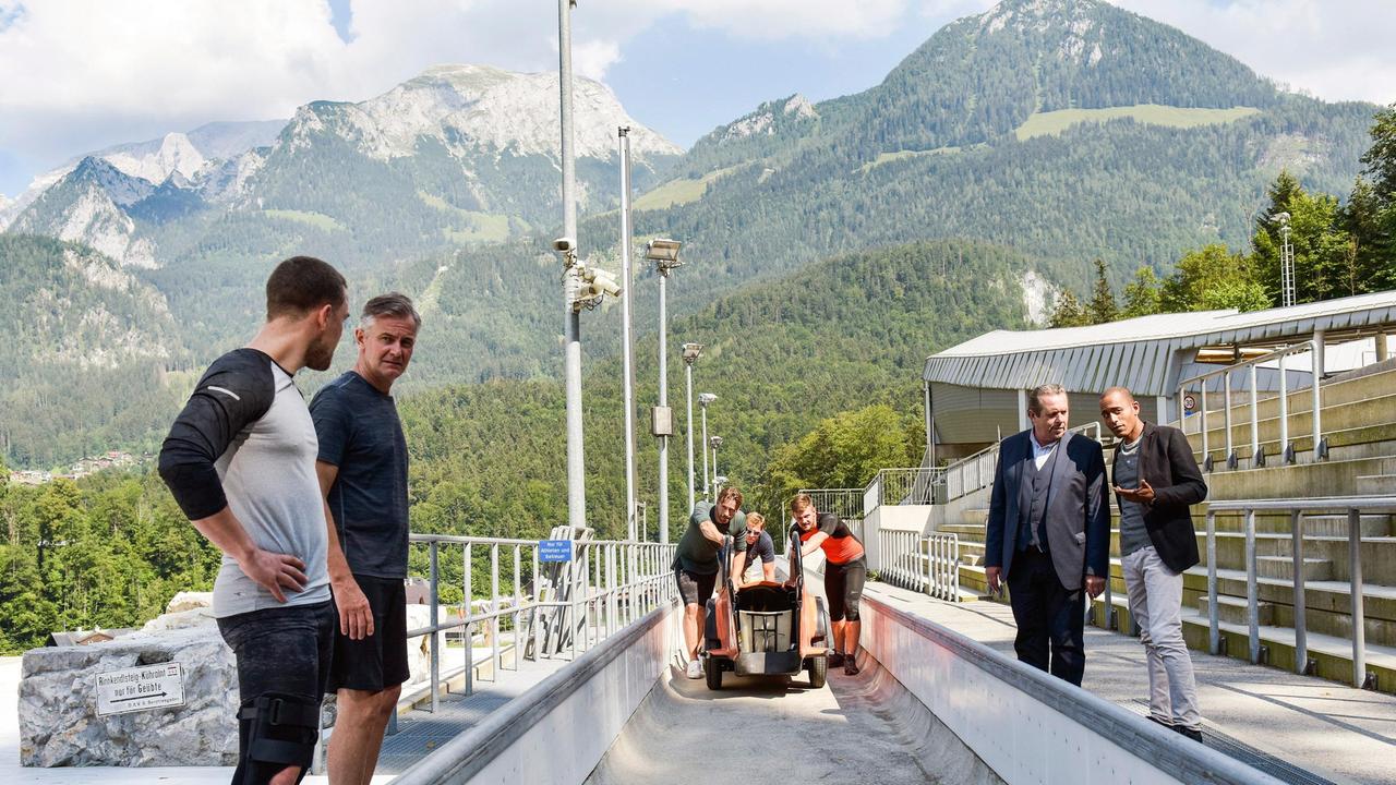 Der Mannschaftsarzt des Bobteams vom SV Königssee liegt erschlagen im Trainingscenter. Beissl (Andreas Giebel) und Jerry (Peter Marton) merken schnell, dass es in dem Bobteam brodelt. V.l.n.r. Andre Probst (Julian Bayer), Helmut Fritz (Robert Lohr), Benedikt Beissl (Andreas Giebel) und Jerry Paulsen (Peter Marton) mit Komparsen.