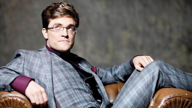 Bild: WDR/Sebastian Niehoff Der Musikkabarettist Bodo Wartke präsentiert sein Bühnen-Programm „Was, wenn doch?“ - gemischt mit einigen seiner größten Hits. Bodo Wartkes Texte sind nachdenklich, brüllend komisch oder tieftraurig - aber immer unterhaltsam und mitreißend. Vor einem begeisterten Publikum in der Paderhalle in Paderborn singt er Lieder über Liebe, alltägliches Miteinander und die großen Fragen des Lebens. Dabei begleitet er sich selbst auf dem Flügel.