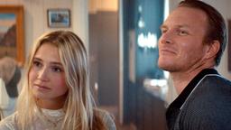 Der Neonazi Cato Dalen (Oddgeir Thune) hat mit seiner Freundin Melina (Louise Røyri) ein Alibi.
