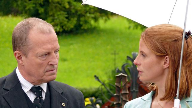 Bild: ARD Degeto/Hans Seidenabel Der Notar Dr. Steinbach (Paul Faßnacht) eröffnet Bettina (Julia Jäger), dass sie die Alleinerbin ihres Onkels ist.