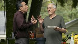 Der pensionierte Friseur Salvo (Robert De Niro, re.) ist empört, dass sein einziger Sohn Sebastian (Sebastian Maniscalco, li.) ihn an seinem liebsten Feiertag alleine lässt, um mit der Familie seiner Freundin zu feiern.