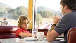 Der Polizisten Tom (Jon Hamm) wird seinen Sohn (Ty Panitz) nur wenige Augenblicke alleine lassen – und nie wiedersehen.
