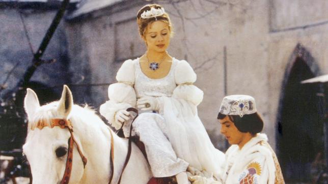 Bild: WDR/Degeto Der Prinz (Pavel Trávnícek) passt Aschenbrödel (Libuse Safránková) den verlorenen Schuh an.