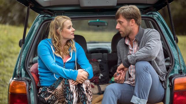 Der schüchterne Frederik (Merlin Leonhardt) schwärmt seit langem für Julia (Anna Hausburg).