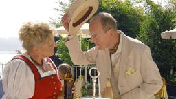 Der Weltenbummler von Lauenberg (Hans Peter Korff) fragt die Kellnerin Fanny (Angelika Sedlmeier) ganz diskret über einen ihrer Gäste aus.