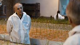 Der Wissenschaftler Omar Said (Husam Chadat, li.) informiert sich über ein neues Saatgut.