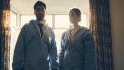 Detective Inspector Carne (Richard Rankin, l.i) und seine Partnerin Merchant (Valene Kane) am Ort von Ivys Gefangenschaft