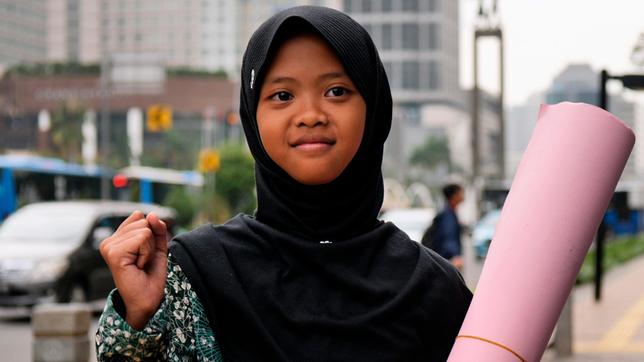 Die 12jährige Aeshnina aus Indonesien wendet sich an die deutsche Bundeskanzlerin im Kampf gegen die Mülltransporte der Industrienationen nach Südostasien.