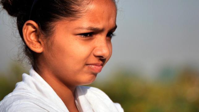 Die 12jährige Gagandeep kämpft in Punjab, Indien, gegen die dramatische Luftverschmutzung. Die massive Belastung ist unter anderem auf das traditionelle Abbrennen der Felder nach der Ernte zurückzuführen.