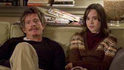 Die 17-jährige Vanessa (Ellen Page) und ihr durchgeknallter Onkel Chuck (Thomas Hayden Church) beobachten das Treiben von Lawrence mit amüsierter Skepsis.