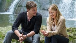 Die alten Gefühle kommen wieder auf: Lisa (Theresa Scholze) mit ihrer Jugendliebe Florian Leitner (Matthi Faust).