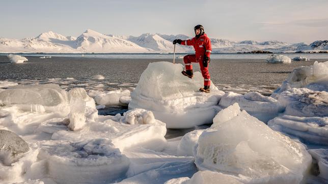 Bild: SWR/Maike Simon Die Arktis bröckelt: Selbst in den kältesten Monaten frieren viele Meeresbuchten Spitzbergens nicht mehr ganz zu. Am Kongsfjord untersucht Gerst, wie schnell die Gletscher hier durch den Klimawandel schmelzen.