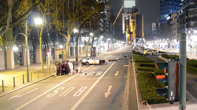 Die beiden Unfallautos auf dem Kurfürstendamm.