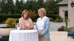 Die bodenständige Henni (Saskia Vester) und die Grand Dame Esther (Gaby Dohm, li.) sind grundverschieden.