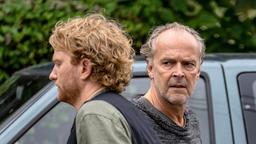 Die Contels: Victor (Sven-Eric Bechtolf, re.) und Maxime (Lucas Prisor, li.).