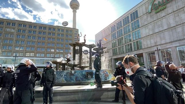 Demonstration gegen die Corona-Maßnahmen auf dem Alexanderplatz in Berlin.