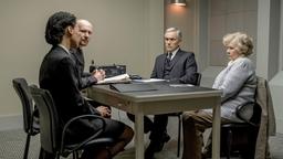 Die Detectives Hart (Nina Sosanya, li.) und Adams (Laurence Spellman) vernehmen Joan (Judi Dench). Ihr Sohn Nick (Ben Miles, 2. v. re.) weiß von nichts.
