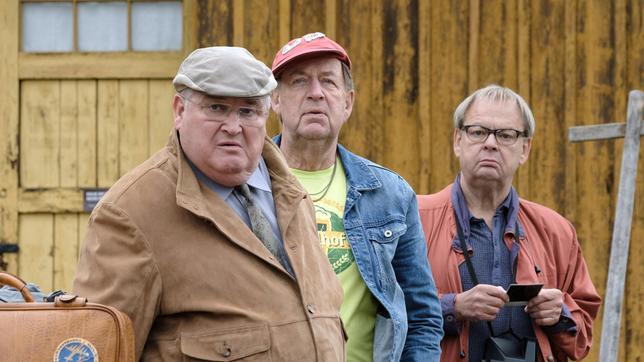 Bild: ARD Degeto/Olaf R. Benold Die drei Freunde kommen am Bahnhof an (v. li. n. re.:) Paul Krüger (Horst Krause), Ecki (Jörg Gudzuhn) und Bernd (Fritz Roth) reisen nach Tschechien.