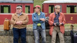 Die drei Freunde (v. li. n. re.) Paul Krüger (Horst Krause), Ecki (Jörg Gudzuhn) und Bernd (Fritz Roth) reisen nach Tschechien und kommen am Bahnhof in Krygovice an.