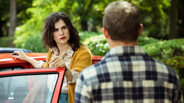 Bild: 2020 Hellinger/Doll Filmproduktion GmbH/Warner Bros. Entertainment GmbH Die eigenwillige Kunstlehrerin Vicky (Nora Tschirner) lernt den neuen attraktiven Sportlehrer Franz (Maximilian Brückner, re.) kennen.