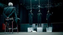 Die extreme Aktion der Aktivist*innen FELIX SYLLA (Chieloka Jairus), NIKLAS FISCHER (Joshua Hupfauer) und LUISE KOGAN (Lea Drinda) soll DANIEL NOLL (Jörg Schüttauf) (Vordergrund) und die Offiziellen der Stadt zum Umdenken bewegen.
