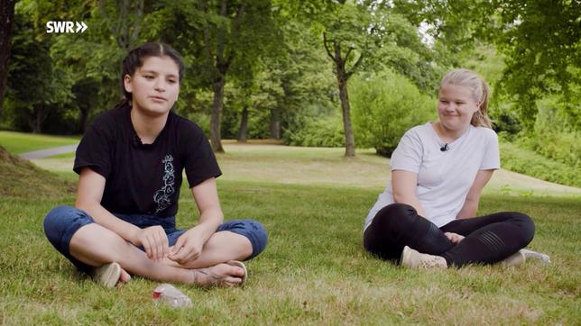 Die Freundinnen Hawa und Amelie sind begeisterte Turnerinnen. Von Elisabeth "Elli" Seitz aus dem Turnteam der deutschen Nationalmannschaft bekommen sie heute die Aufgabe, ein Turn-ABC zu "buchstabieren". Neben Kondition und Muskeln ist auch Köpfchen gefragt.