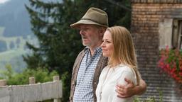 Die Heimkehrerin Lisa (Theresa Scholze) möchte ihrem Vater Lorenz Huber (Max Herbrechter) als Anwältin zu seinem Recht verhelfen.