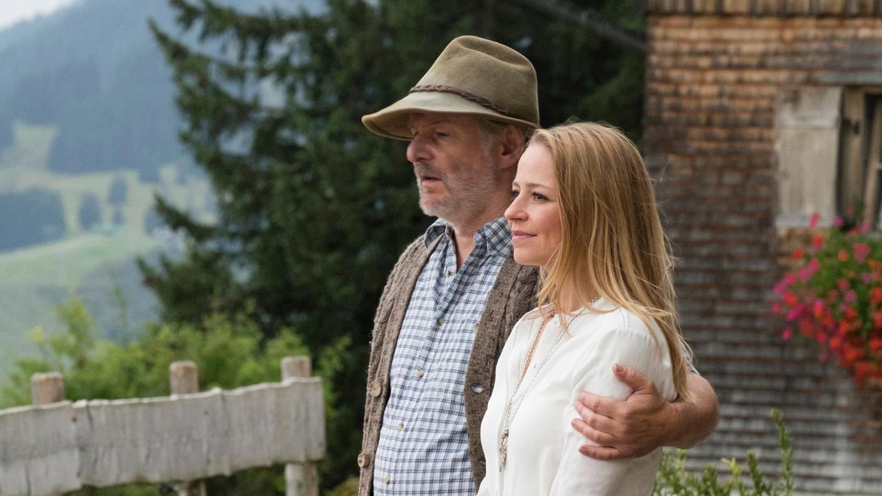 Die Heimkehrerin Lisa (Theresa Scholze) möchte ihrem Vater Lorenz Huber (Max Herbrechter) als Anwältin zu seinem Recht verhelfen.
