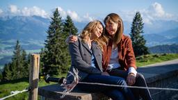 Die Huber-Schwestern: Marie (Catherine Bode, re.) und Lisa (Theresa Scholze, li.) vertrauen einander.